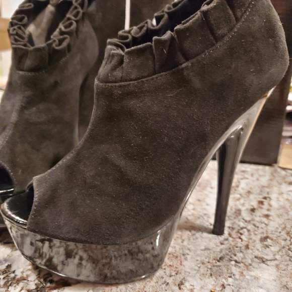 Luichiny Nicka Bee Suede booties NIB - Picture 8 of 8